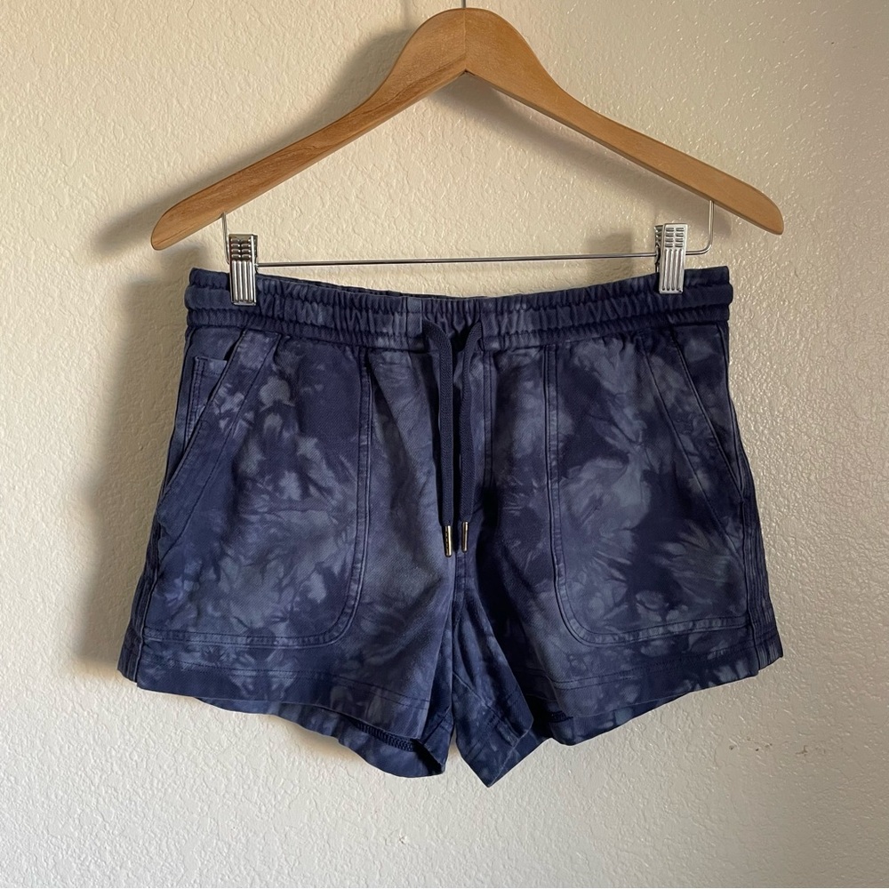 Athleta Crystal Blue Toe Dye Farallon Shorts Commuting Travel Casual Athletic